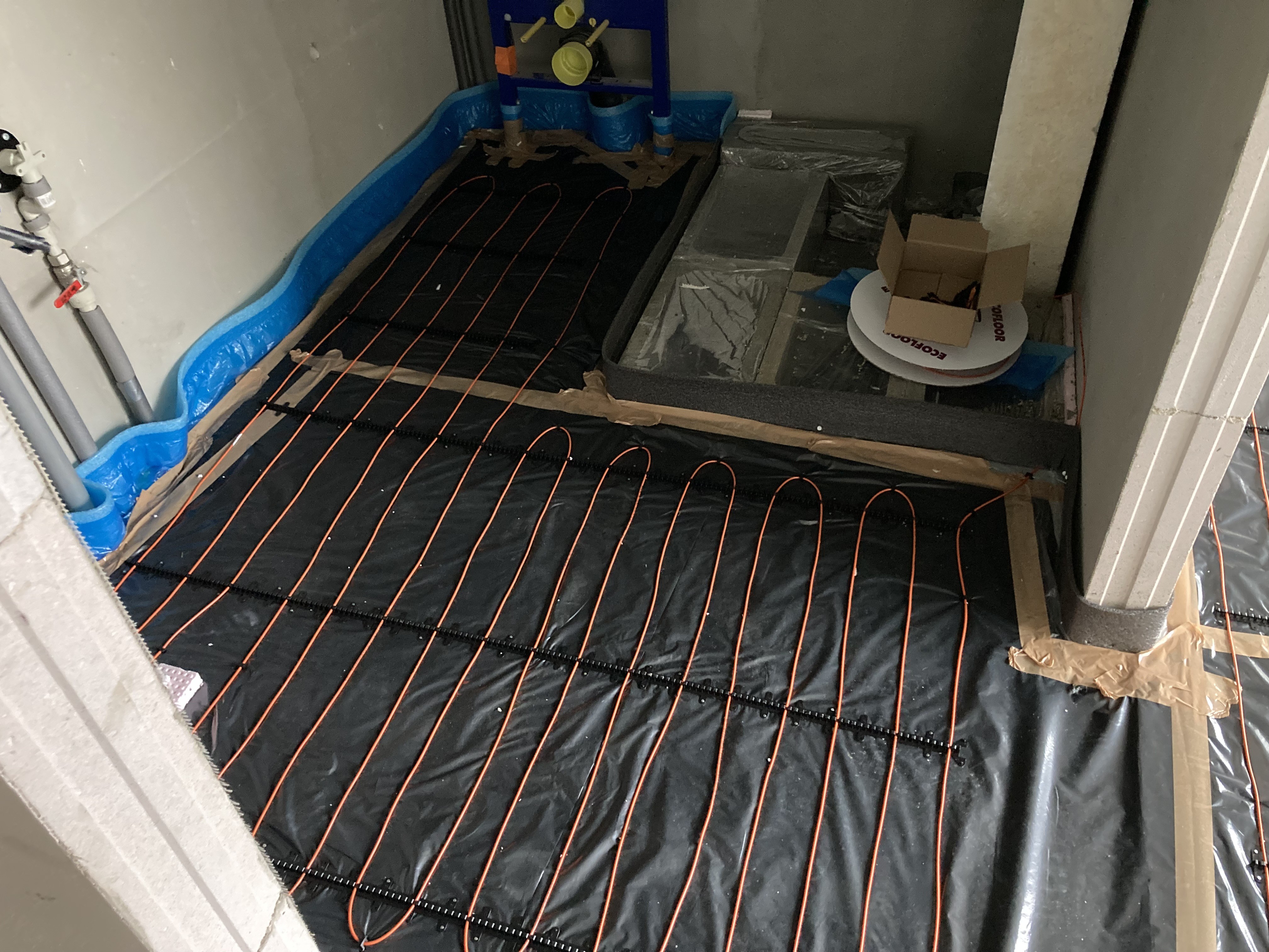 Podlahov� topen� Plze�